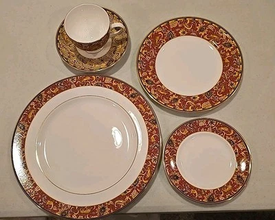Wedgwood - Persia - Bone China 5 Piece Place Setting(s). Preowned