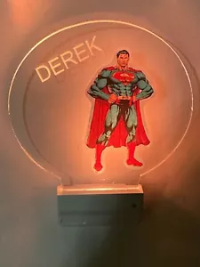 Superman Superheroes Luz Nocturna Personalizada Enchufe LED con Sensor de Amanecer a Amanecer - Imagen 1 de 12