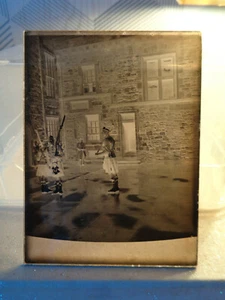 PLAQUE PHOTO VERRE  GARDE MILITAIRE COSTUME ECOSSAIS DEVANT BATIMENT - Picture 1 of 1