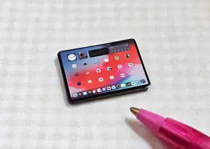 Tablet computer in miniatura TS NERO dettagliato METALLO 5/8" x 7/8": CASA DELLE BAMBOLE 1:12 - Foto 1 di 3