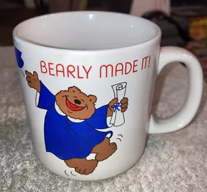 Taza de café de graduación vintage RUSS "Bearly Made it" 3-1/2" Corea - Imagen 1 de 6