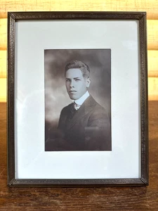 Elegant Photo Frame Patterned Embossed Brass Includes Glass 8" x 10" MCM VTG - Picture 1 of 9