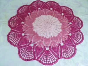 Nuevo centro de mesa de ganchillo hecho a mano tapete en tonos de rosa - Imagen 1 de 5