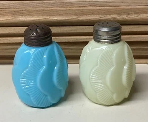 Dithridge EAPG Glass SUNSET Opaque Blue & Yellow Salt Pepper Shaker With Lids - Picture 1 of 4