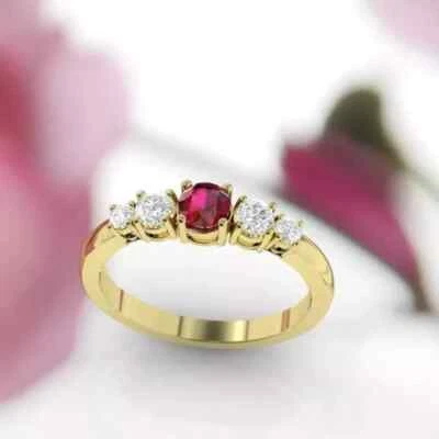 Anillo de boda de diamantes y rubíes rojos creados en laboratorio de corte ovalado de 2 quilates enchapado en oro amarillo de 14 quilates Foto 1 de 4