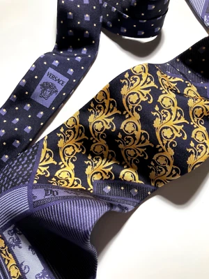 GIANNI VERSACE VINTAGE '00s BAROQUE GREEK KEY TIE MEDUSA HEAD INITIAL ITALY BLUE - Imagem 1 de 4