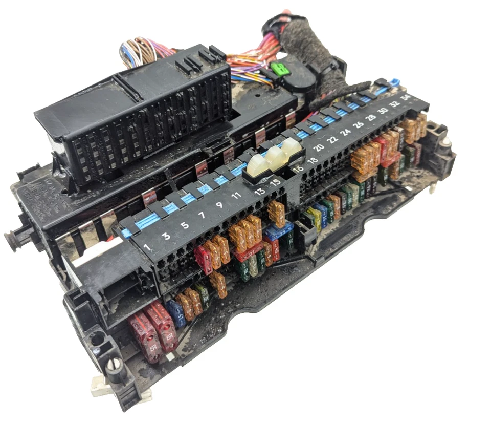 2001-2006 BMW 325Ci Cabin Fuse Relay Junction Box 69132101 OEM - Image 1 of 4