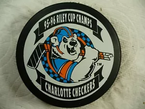 ECHL Charlotte Checkers '95-96 Riley Cup Champs Logo Hockey Puck Colleziona dischi - Foto 1 di 2