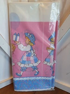Holly Hobbie American Greetings 54 x 96" Kunststoff Tischdecke USA Vintage 1989 rosa/blau - Bild 1 von 11