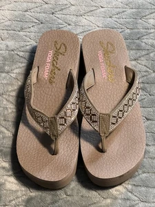 SKECHERS Yoga Foam Beige/Brown Rhinestone Flip Flops Women’s Sz 9 *EUC* - Picture 1 of 11