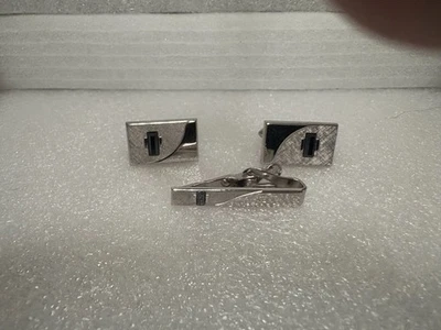 Juego de gemelos diseñados en tono plateado con piedra negra con clip de corbata Foto 1 de 2