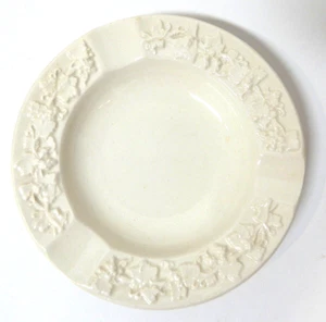 Cenicero Wedgwood Queens Ware en relieve crema vid 4,25" Inglaterra - Imagen 1 de 3