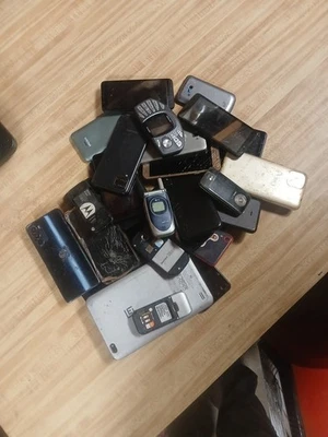Lote de 32 telefones usados para sucata de ouro 12 libras - Imagem 1 de 4