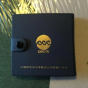 Medalla Conmemorativa Oficial Okinawa Maritime Expo 75 con Estuche Soporte - Imagen 1 de 3