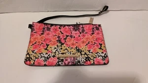 5.5"x8.5" Betsey Johnson Wristlet Purse Leather Pink Flowers - Bild 1 von 4