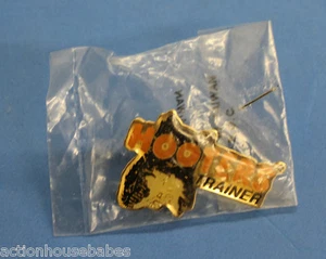HOOTERS RESTAURANT COLLECTABLE GIRL WAITRESS STAFF TRAINER LAPEL PIN #3 - Picture 1 of 1