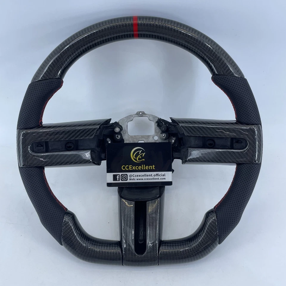 Volante de fibra de carbono real para Mustang 2005-2009 GT Ford con costuras rojas Foto 1 de 4