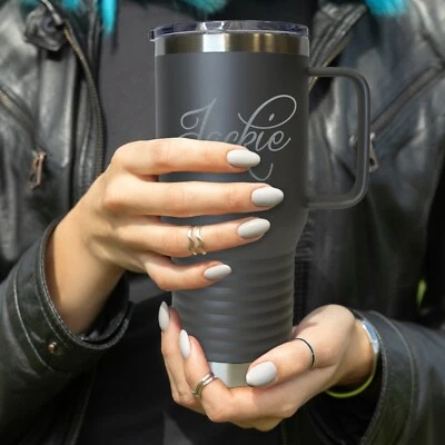 Taza de café aislada personalizada de 20 oz con mango Foto 1 de 3