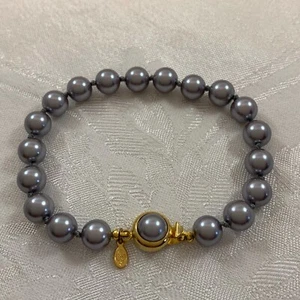 Premier Designs Bracelet Gray Faux Pearls 8 Inches Gold Tone Box Clasp Knotted - Picture 1 of 6
