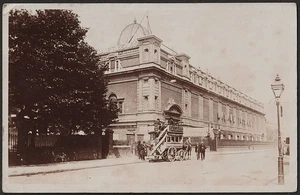 MADAME TUSSAUD'S Postkarte Außenansicht mit Pferdebus - Bild 1 von 1