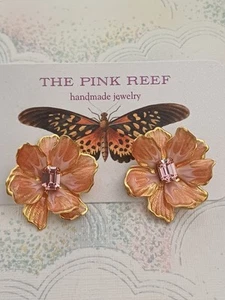 The Pink Reef Anthropologie Earrings Gold Tone Hand Painted Flower Studs 3cm New - Imagen 1 de 3