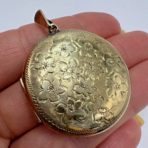 Bonito colgante medallón fotográfico vintage años 50 chapado en oro de 22 quilates joyería grabada floral - Imagen 1 de 10
