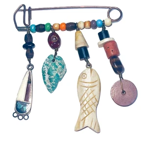 Vintage Handarbeit Fetisch Sicherheitsnadel Brosche goldfarben Perlen Fisch Charms baumelt - Bild 1 von 8