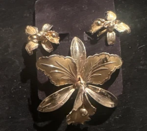 Vintage 40’s Flower Orchid Gold Brooch & Screw-clip On Earrings - Picture 1 of 3