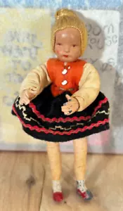 Vintage Caco Miniatura Casa delle Bambole Bambola, Originale Vestito Feltro Costume e Capelli, 3,25" - Foto 1 di 7
