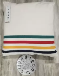 Coussin polaire multi-rayures HBC The Hudson's Bay Company 18 po x 18 po neuf avec étiquette - Photo 1 sur 4