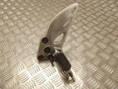 Reposapiés delantero izquierdo Suzuki GSX 1300 R Hayabusa 2010 suspensión y clavija 2008 > 2012 WB Foto 1 de 4