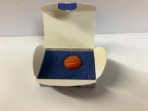 Neu im Karton!  Avon Halloween Glow-in-the-dark Pumpkin Pin 2000 - Bild 1 von 3