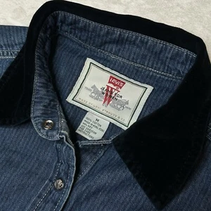 Camisa de manga larga vintage Levi’s para mujer mediana de mezclilla con cuello de terciopelo a presión - Imagen 1 de 11