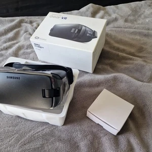 Samsung Gear Vr Powered By Oculus - Picture 1 of 2