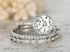 Conjunto de anillo de compromiso de trío de moissanita VVS1 de corte redondo de 3,50 quilates enchapado en oro blanco de 14 k - Imagen 1 de 9