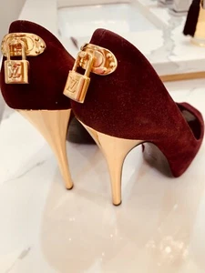 Louis Vuitton -Oh Really Gold Lock Peep Toe burgundy Suede Pump Heels - Size 39 - Picture 1 of 12