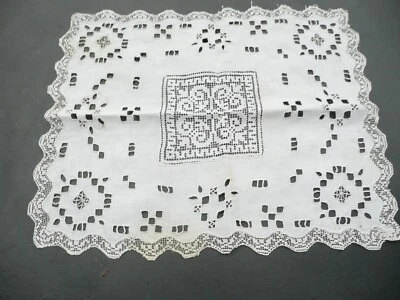 napperon ancien vintage en lin à décors de broderies au filet - Photo 1/4