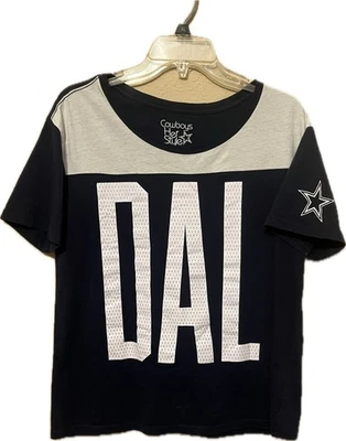 Camiseta para mujer Cowboys Her Style azul marino, grande estampada “DAL” en la parte delantera Foto 1 de 4