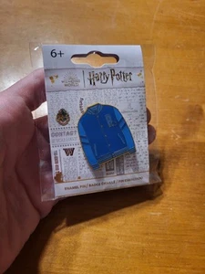 HARRY POTTER RAVENCLAW VARSITY BLUE JACKET Loungefly Emaille Pin - Bild 1 von 3
