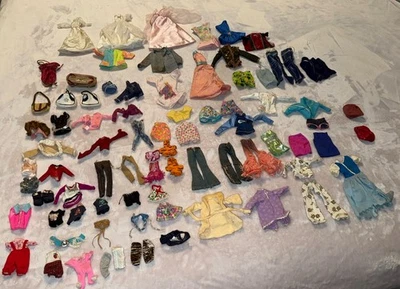 Gran Lote 60 + Piezas Barbie y Bratz Moda Muñeca Ropa Vestidos Trajes Chaquetas Foto 1 de 4