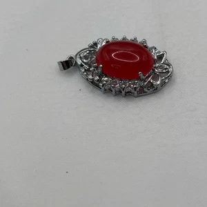 Ciondolo vintage in filigrana tono argento con pietra cabochon rossa ovale - Foto 1 di 3