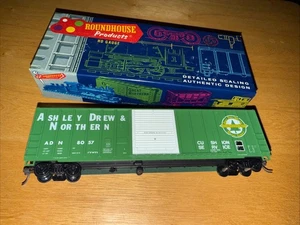 ROUNDHOUSE HO SCALE ASHLEY DREW & NORTHERN  50’ SD BOXCAR. PREBUILT NOS - Picture 1 of 3
