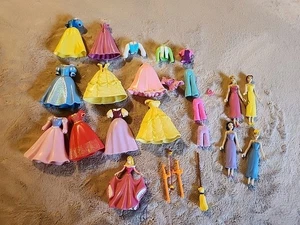 Vestidos y coronas de princesas Disney 4 muñecas y 20 vestidos y accesorios surtidos  - Imagen 1 de 8