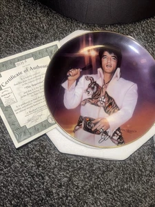 8 Elvis Presley handgebrannte Porzellan Teller mit Wandständer & Echtheitszertifikat. - Bild 1 von 11