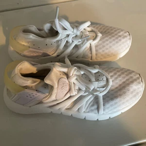 NIKE AIR HUARACHE NM TRIPLE WHITE LIMITED EDITION NEW - Picture 1 of 8