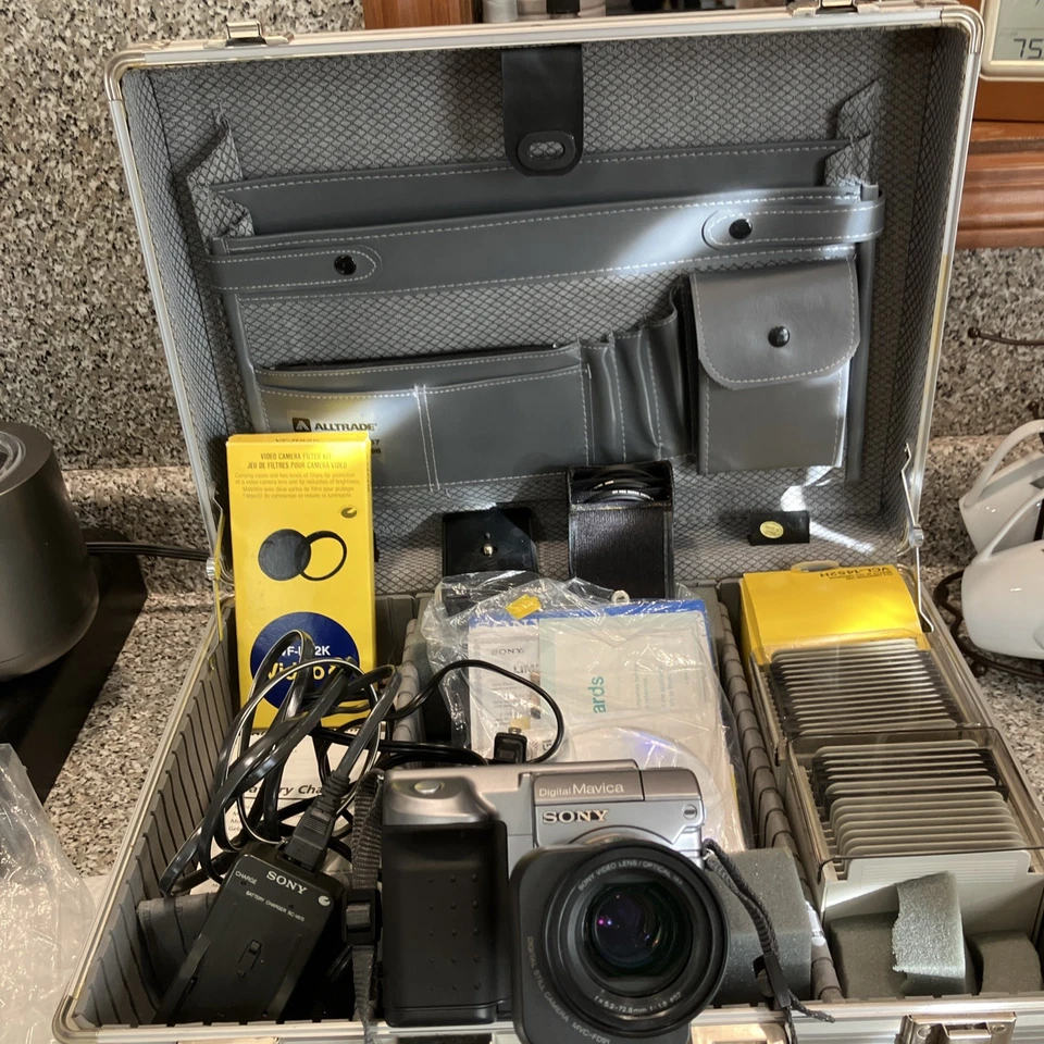 Sony Mavica 0.8MP Floppy Disk Digital Camera 14x Optical Zoom MVC-FD91 WORKING - Image 1 of 4