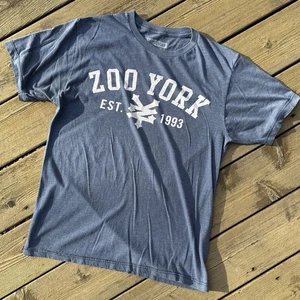 Camiseta Zoo York 1993 Logo Para Hombre Mediana Brezo Azul Marino Patín Ropa de Calle Gráfico - Imagen 1 de 9