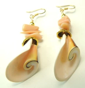 Pendientes concha rizada rosa con coral hechos a mano - Imagen 1 de 1