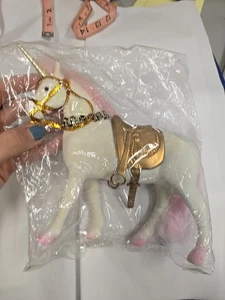 Vintage Kunststoff beflockt Samt weiß und rosa Einhorn mit Gold Sattel - Bild 1 von 16
