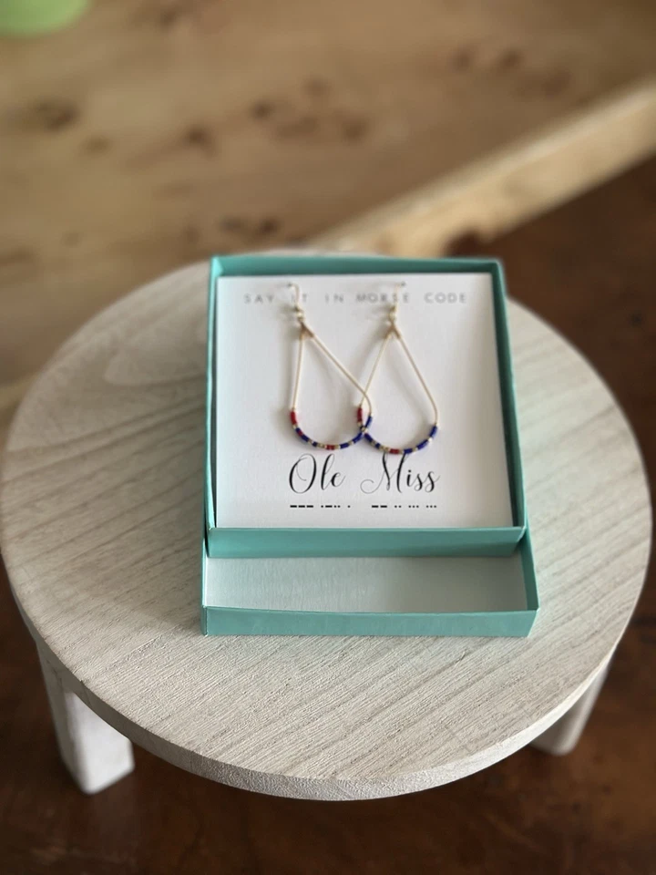 Pendientes Dot & Dash Design Ole Miss Rebels código Morse azul y rojo Foto 1 de 4